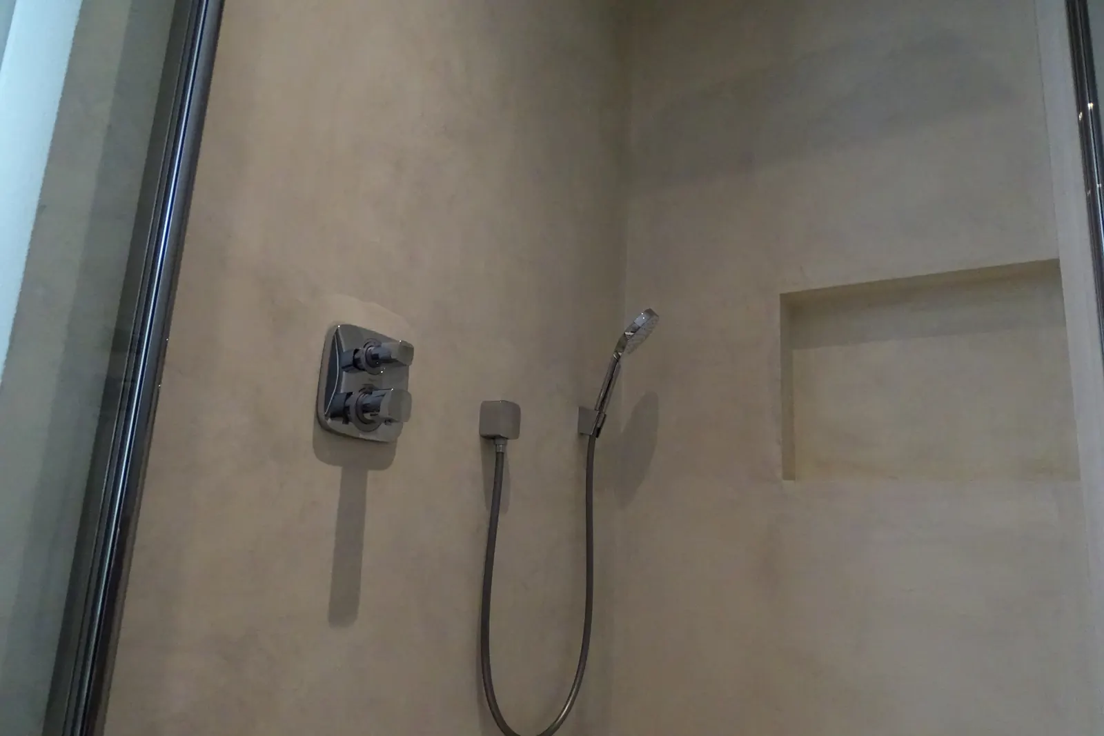 Inloopdouche met beton ciré op wand en nis, thermostaatkraan en handdouche