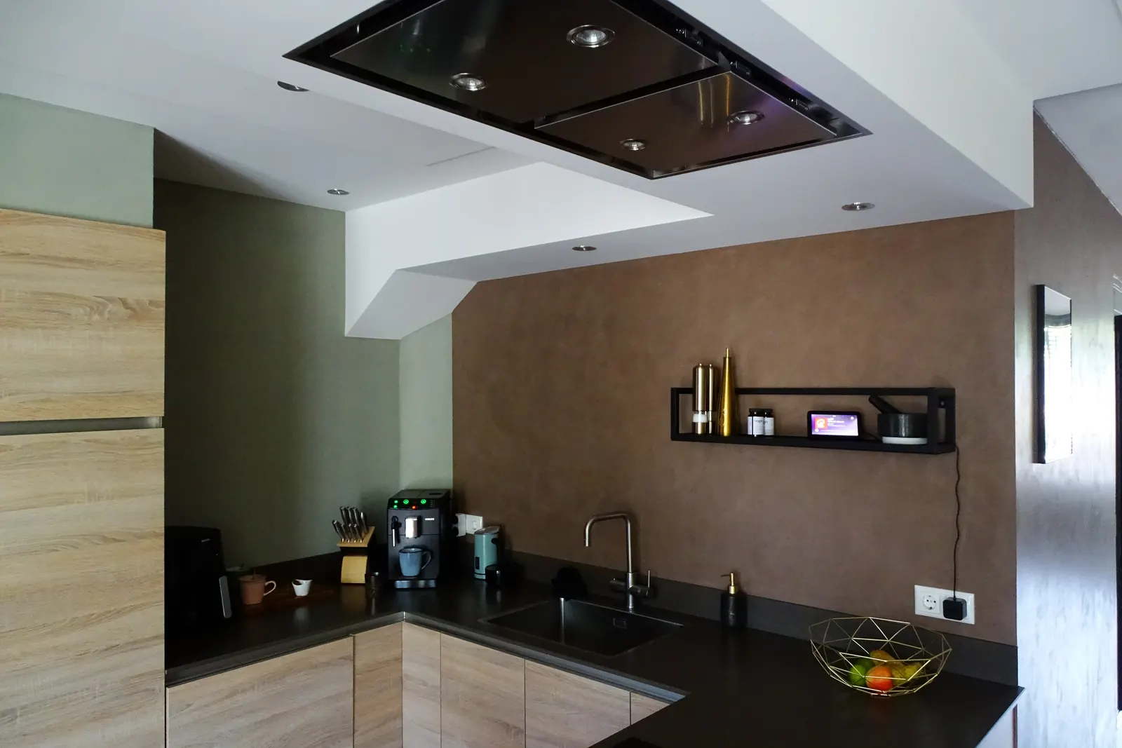 Open keuken met bruine designpleister op de wand